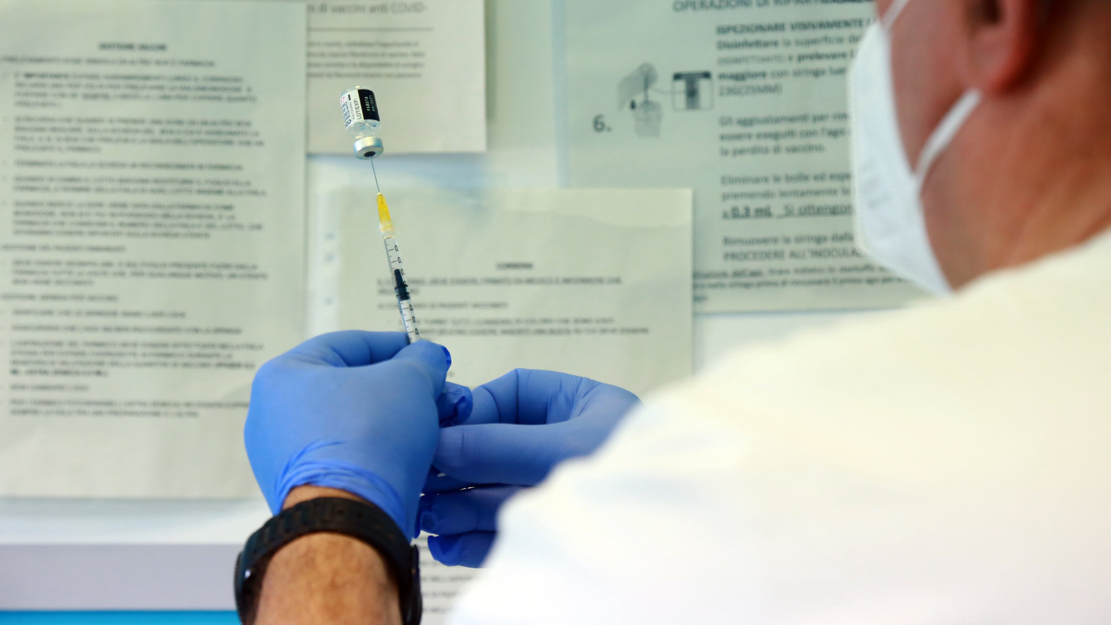 Quando fare la terza dose? Tutte le incognite sugli anticorpi