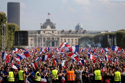 Francia campione del Mondo: tifosi in delirio sotto la Tour Eiffel 13