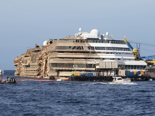 Costa Concordia, oggi l'ultimo viaggio in mare