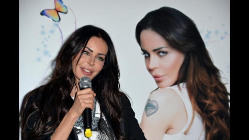 Nina Moric, battute e foto sexy su Facebook 23