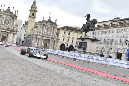 Sfilata di automobili a Torino per il Motor show 4