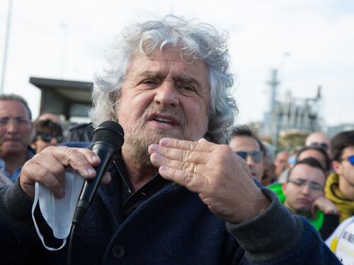 Vespa, Grillo e il giallo del plastico