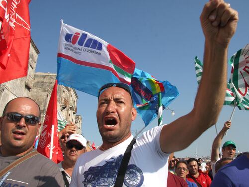 Taranto, operai in piazza contro il sequestro dell'Ilva: contestati i sindacati