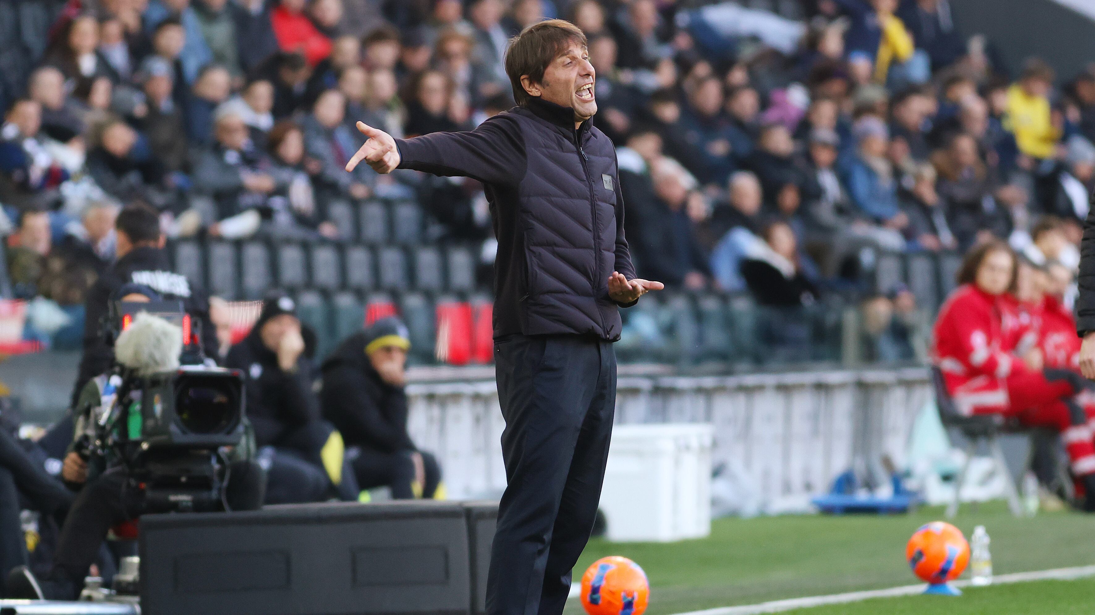 Il Napoli sprofonda preso a pallate dall'Udinese. Per i friulani una traversa e due gol annullati dal Var