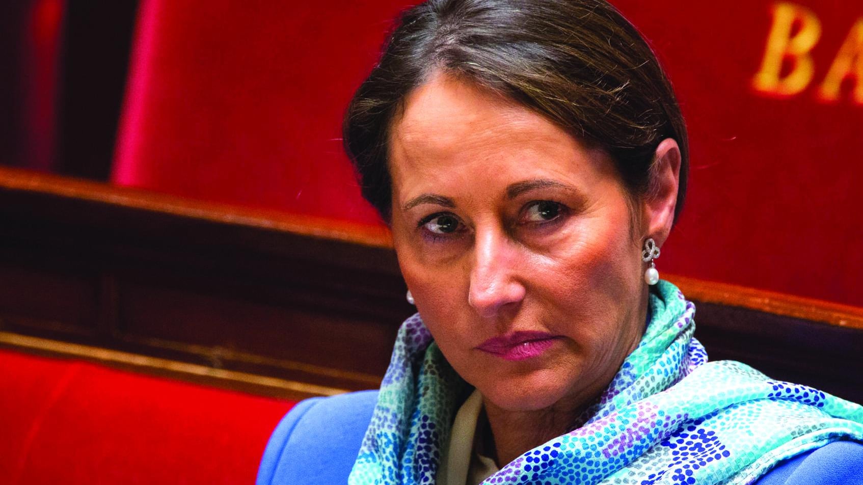 La zarina Ségolène: "E quando passo io alzatevi tutti in piedi"