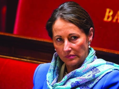 La zarina Ségolène: "E quando passo io alzatevi tutti in piedi"