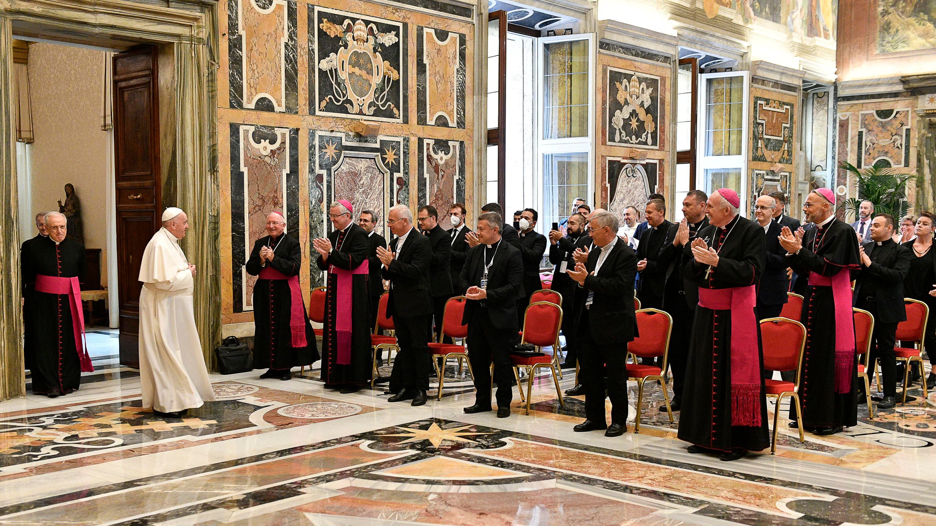 Due cardinali inviati al confine: cosa c'è dietro la mossa di Bergoglio