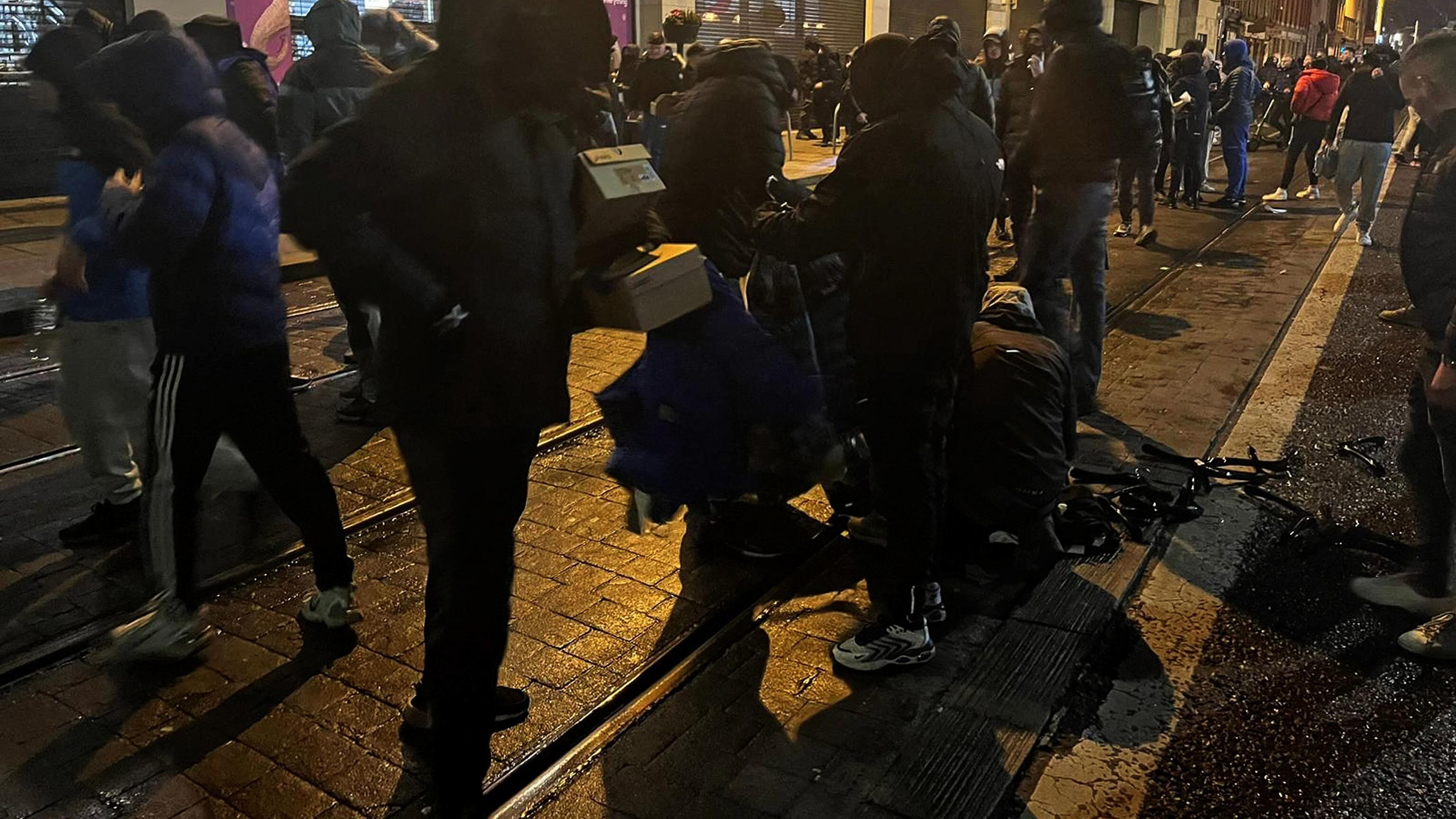 Alta tensione a Dublino. "Ci saranno nuovi scontri". La polizia nella bufera
