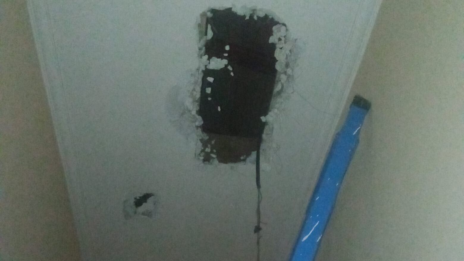 Apre un buco sul solaio per occupare la casa popolare: "Non volevo dare nell'occhio"