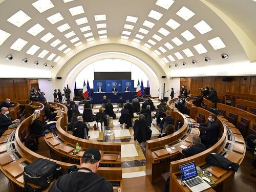 "Coprifuoco alle 22", "Non votiamo": ora è scontro nel Cdm