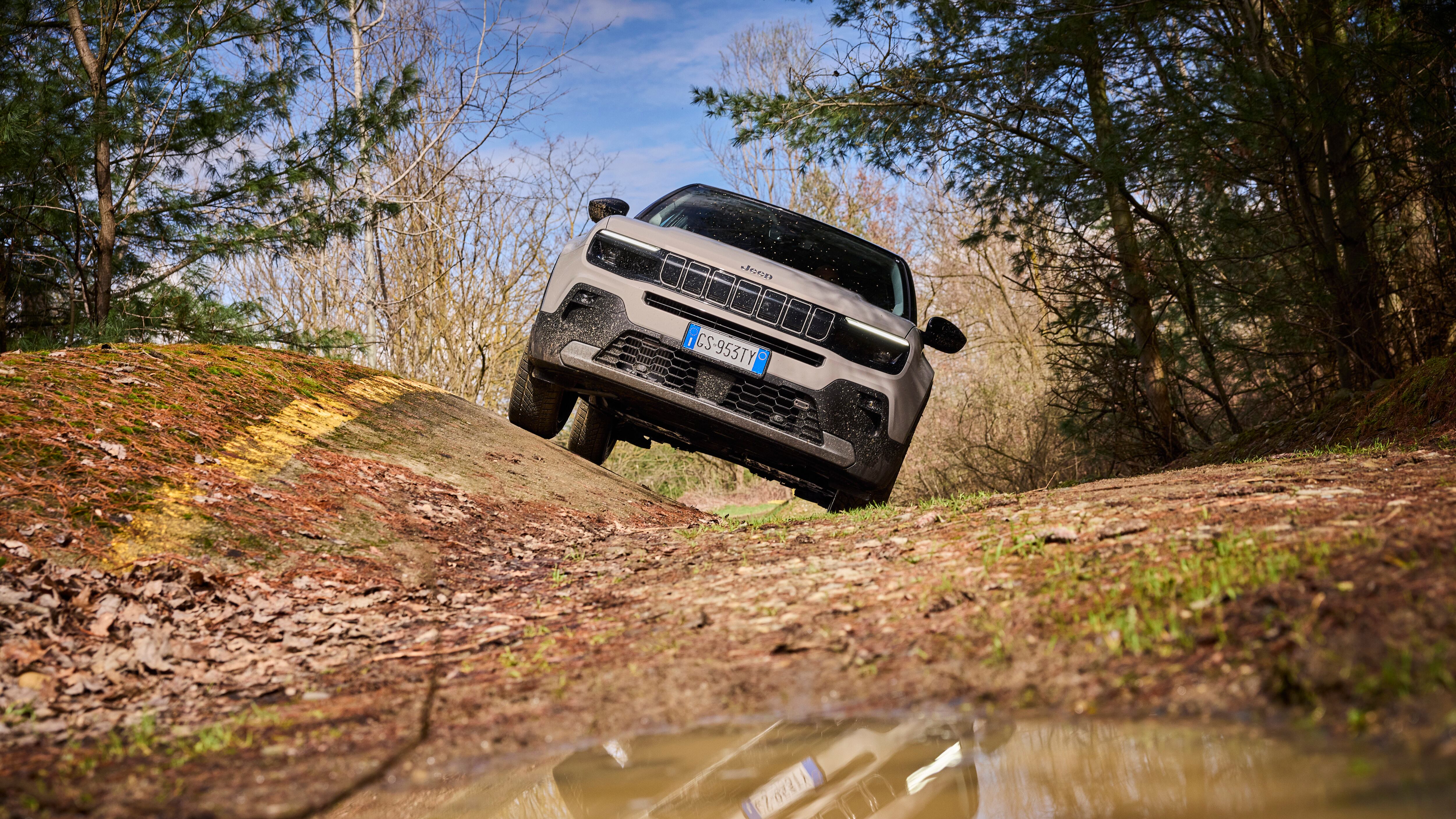 Attraversando i guadi tra salite e ostacoli con la nuova Jeep Avenger ibrida
