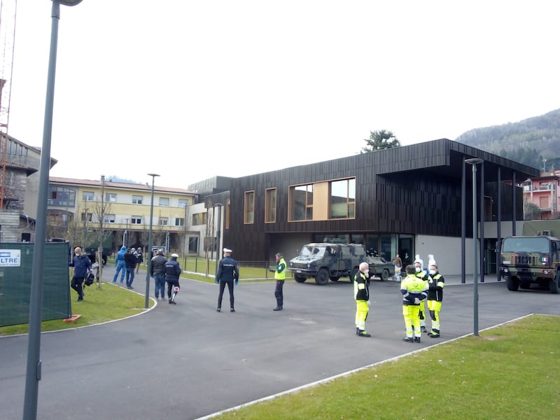 I russi dissinfettano la casa di riposo 2