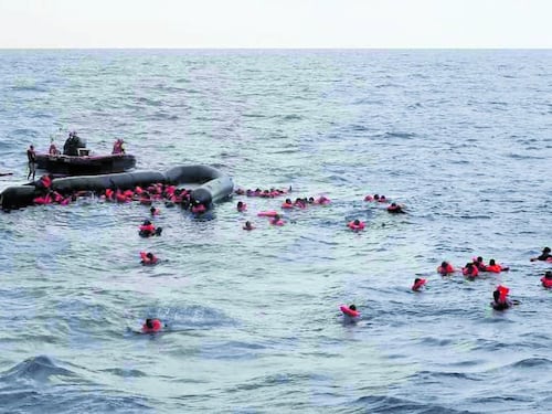 Si ribalta un barcone: 21 dispersi, 3 sono bimbi