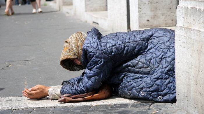 "Elemosine vietate e soldi sequestrati": a Caravaggio il sindaco anti-mendicanti