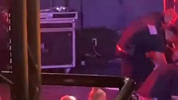 Cantante russo sviene sul palco dopo essere stato chiamato per andare in guerra