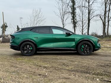Lotus Eletre: guarda la gallery del nuovo suv elettrico anglo-cinese da 612 CV 5