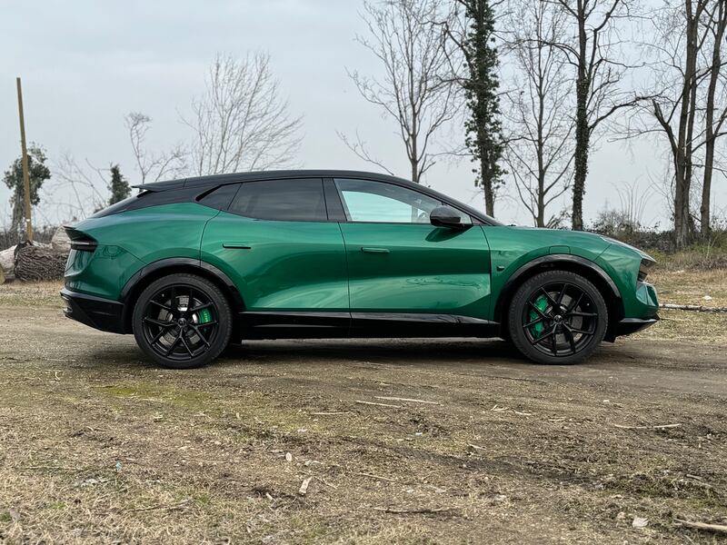 Lotus Eletre: guarda la gallery del nuovo suv elettrico anglo-cinese da 612 CV 5