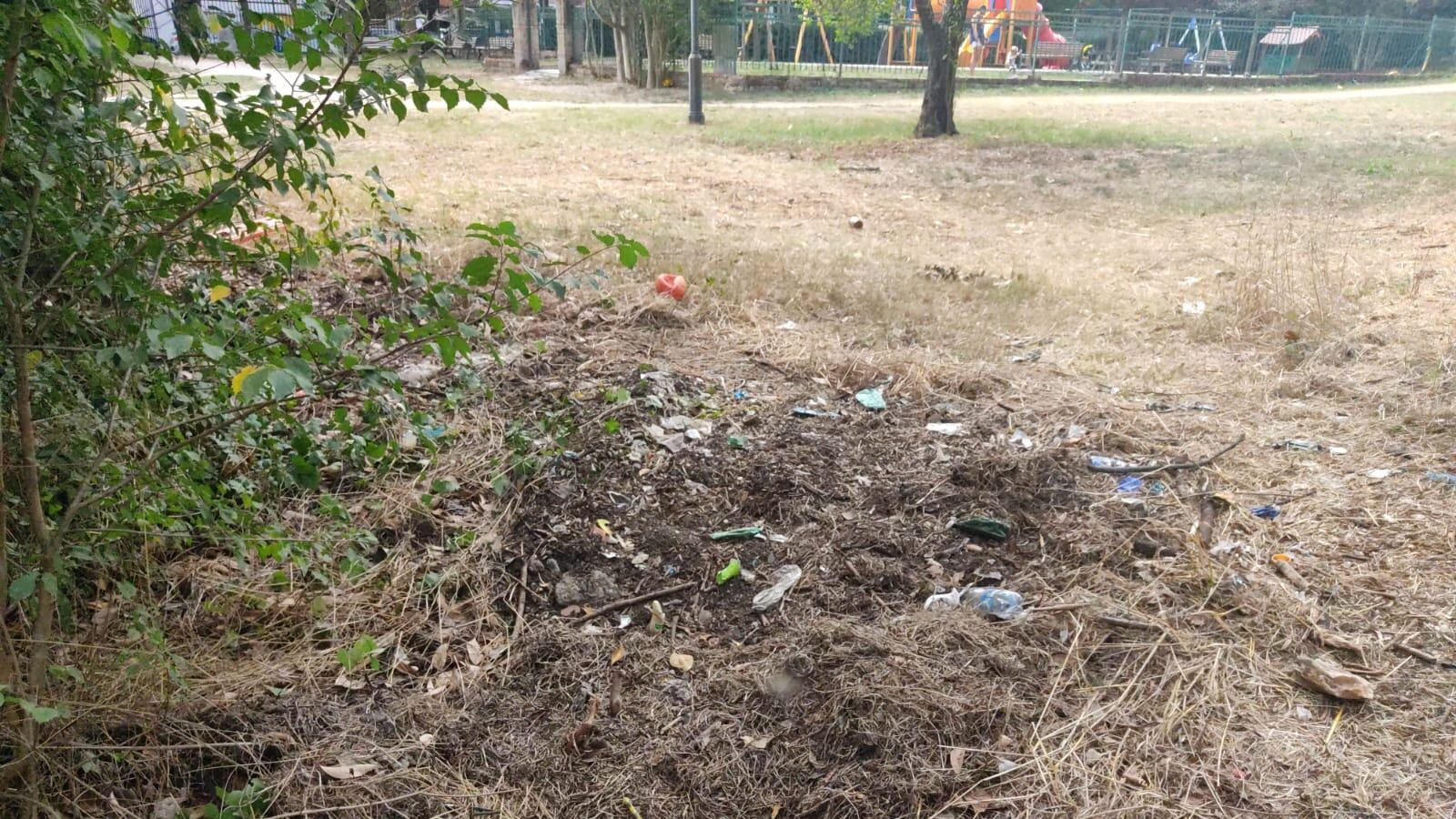 Degrado e bivacchi nel parco per i bambini della Roma pariolina
