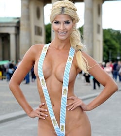 Micaela Schaefer nuda per l'Oktoberfest 4