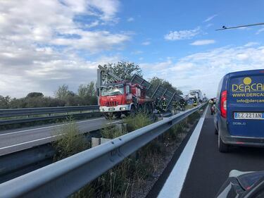 Crolla cartellone sulla Statale, sfiorata la tragedia a Napoli: le immagini 1
