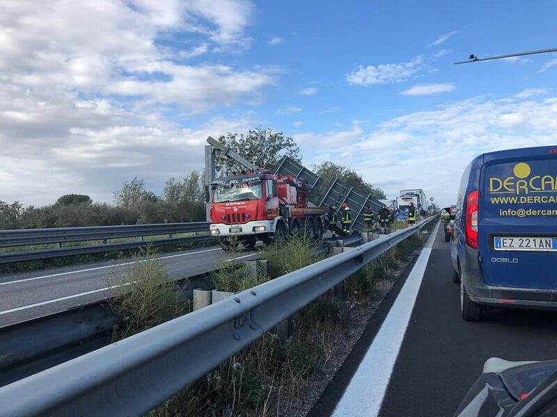 Crolla cartellone sulla Statale, sfiorata la tragedia a Napoli: le immagini 1