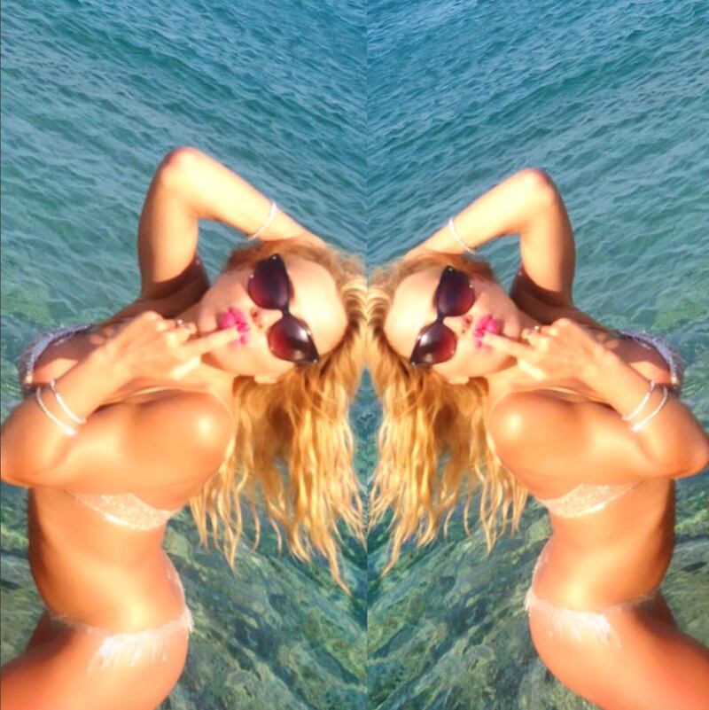 Valeria Marini, bomba sexy tra pubblico e privato  13