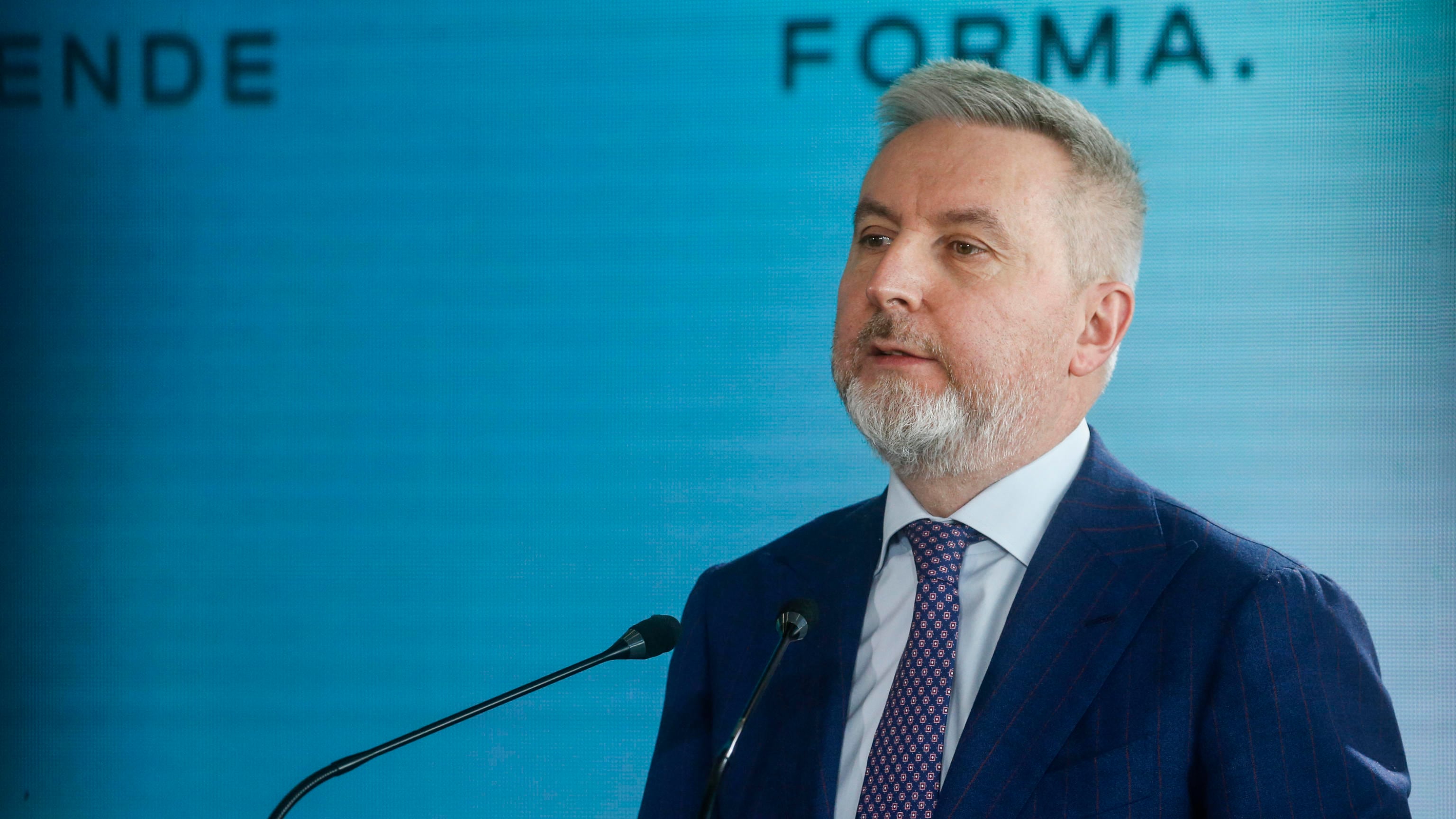 Guerini assolve la Difesa: non controlla le aziende