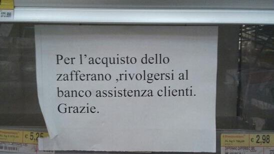 Boom di furti al supermercato Spezie e lamette sotto chiave