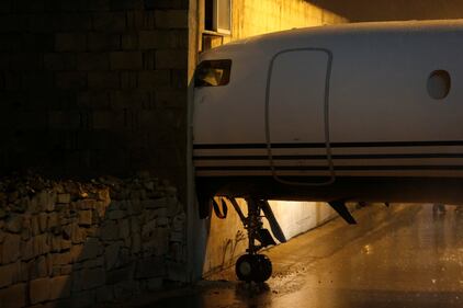 C'è troppo vento: l'aereo viene spazzato via 8