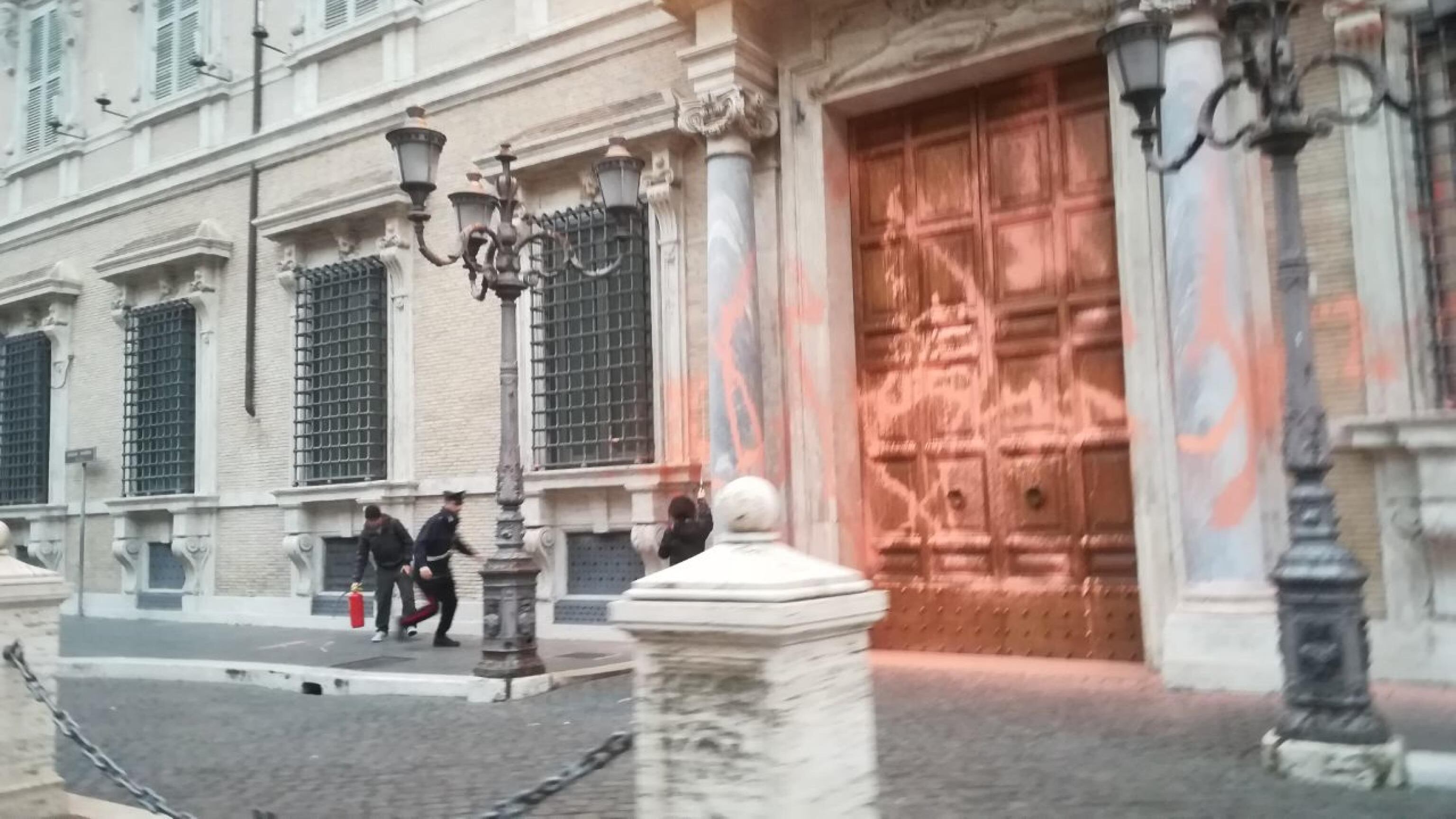 La rivista delle toghe rosse fa il tifo per gli eco-vandali