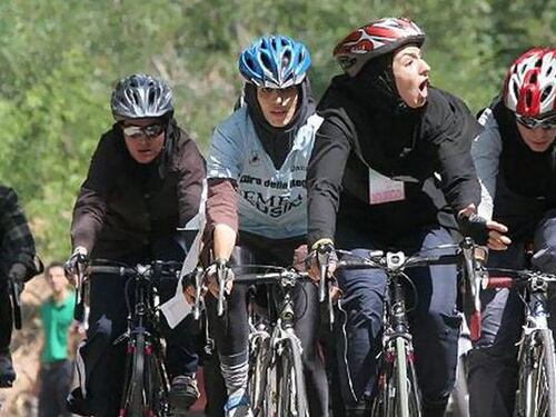 "Le donne iraniane amano andare in bici", così sfidano la fatwa sui social
