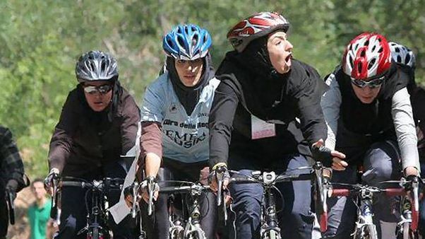 "Le donne iraniane amano andare in bici", così sfidano la fatwa sui social
