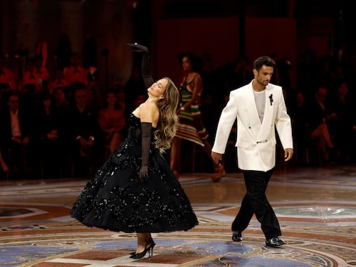 Musetti incanta alla Milano fashion Week: prima sfila, poi fa ballare Jennifer Lopez