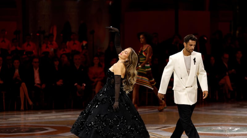 Musetti incanta alla Milano fashion Week: prima sfila, poi fa ballare Jennifer Lopez