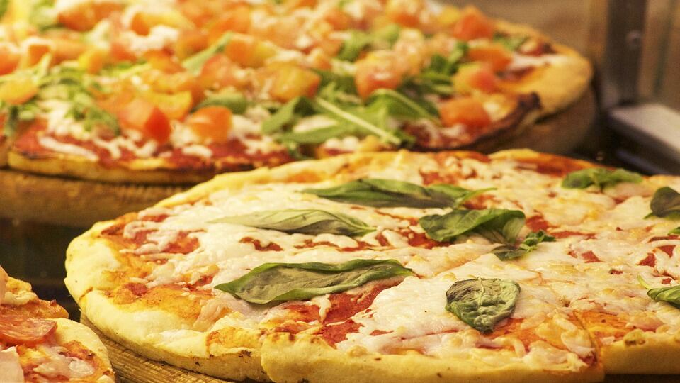 Il 52% degli italiani preferisce mangiare la pizza a pranzo