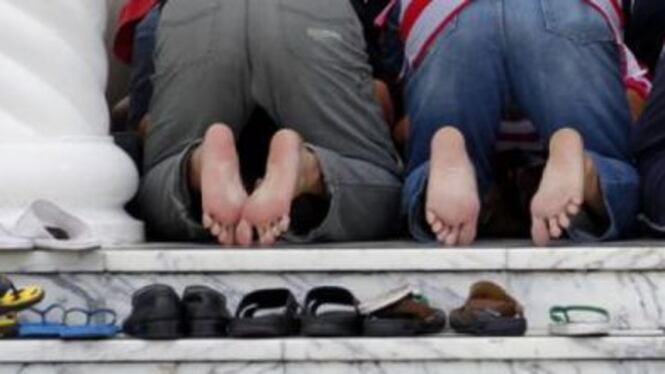 Islamici non salutano le donne. Svizzera gli nega la cittadinanza