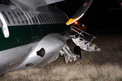Fiumicino, aereo col carrello spezzato 3
