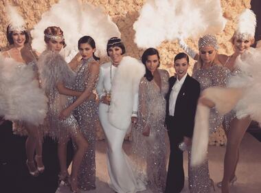 Kim Kardashian e sorelle festeggiano i 60 anni della mamma 1