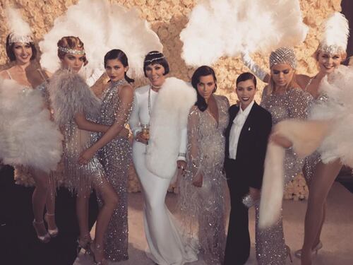 Kim Kardashian e sorelle festeggiano i 60 anni della mamma