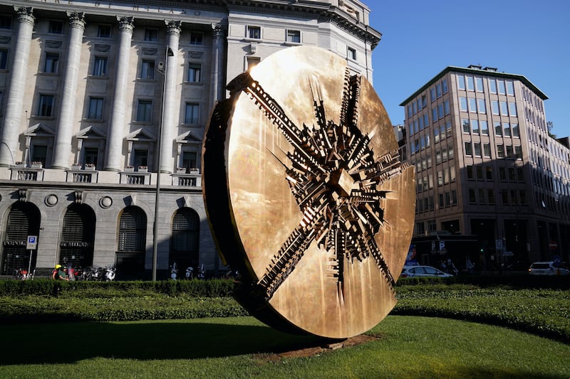 Pomodoro e piazza Scala. Il Comune cerca sponsor e restaura i monumenti