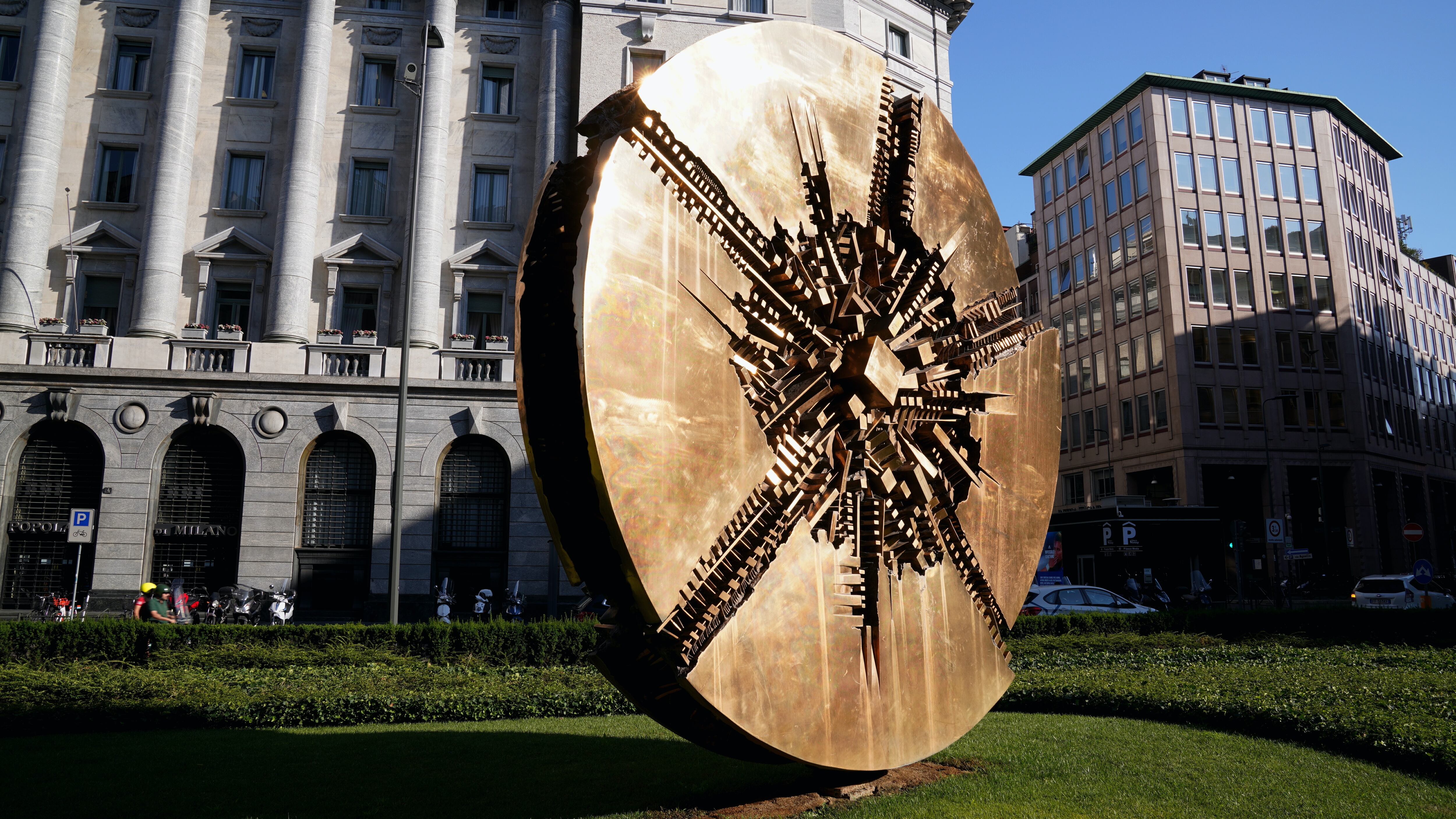 Pomodoro e piazza Scala. Il Comune cerca sponsor e restaura i monumenti