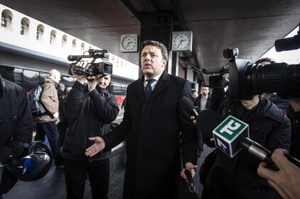 Renzi in treno solo con coca cola e giornali 3