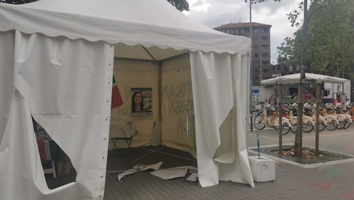 Un gazebo di Forza Italia è stato vandalizzato a Milano 2
