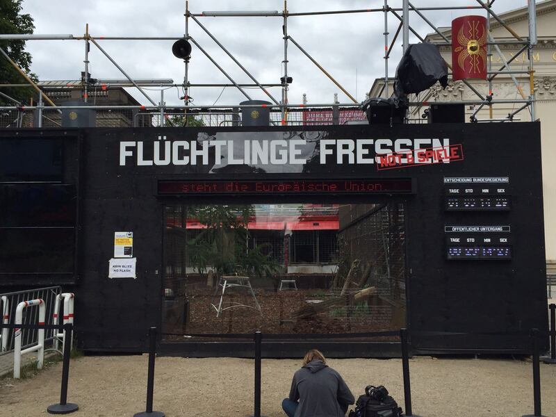 A Berlino spunta un'arena con le tigri per "mangiare" i rifugiati 1