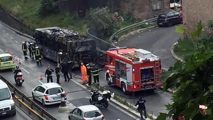 Roma, bus bruciato: panico tra i passeggeri