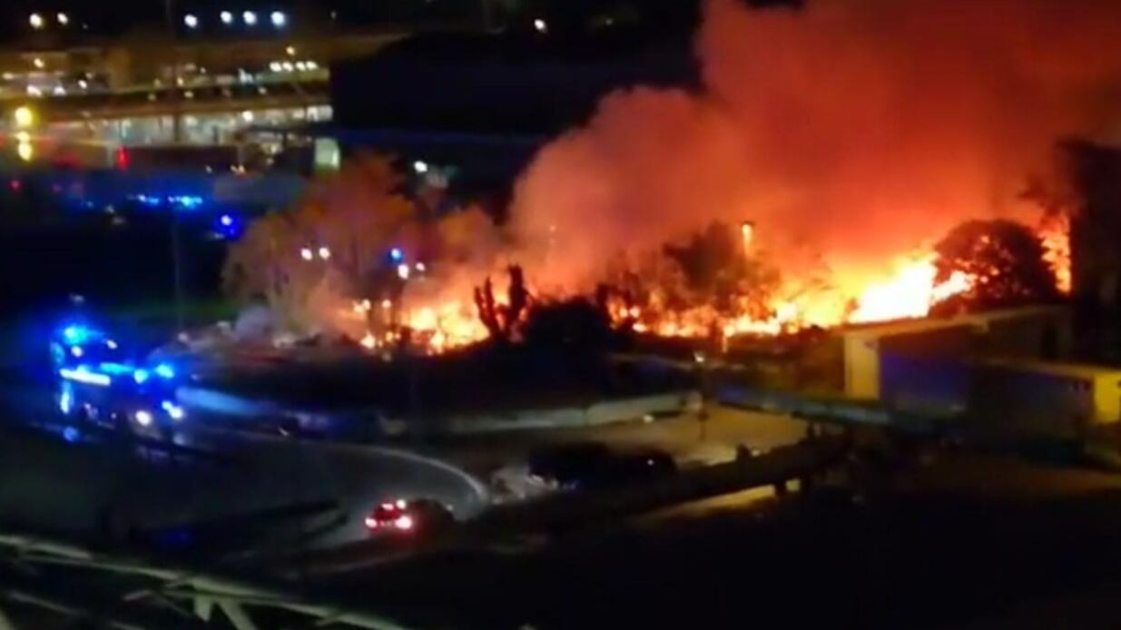 Milano, ennesimo incendio devasta il campo rom di via Bonfadini