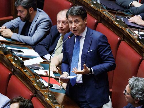 Show di Conte all'Aia contro il riarmo per dare l'assalto al Pd