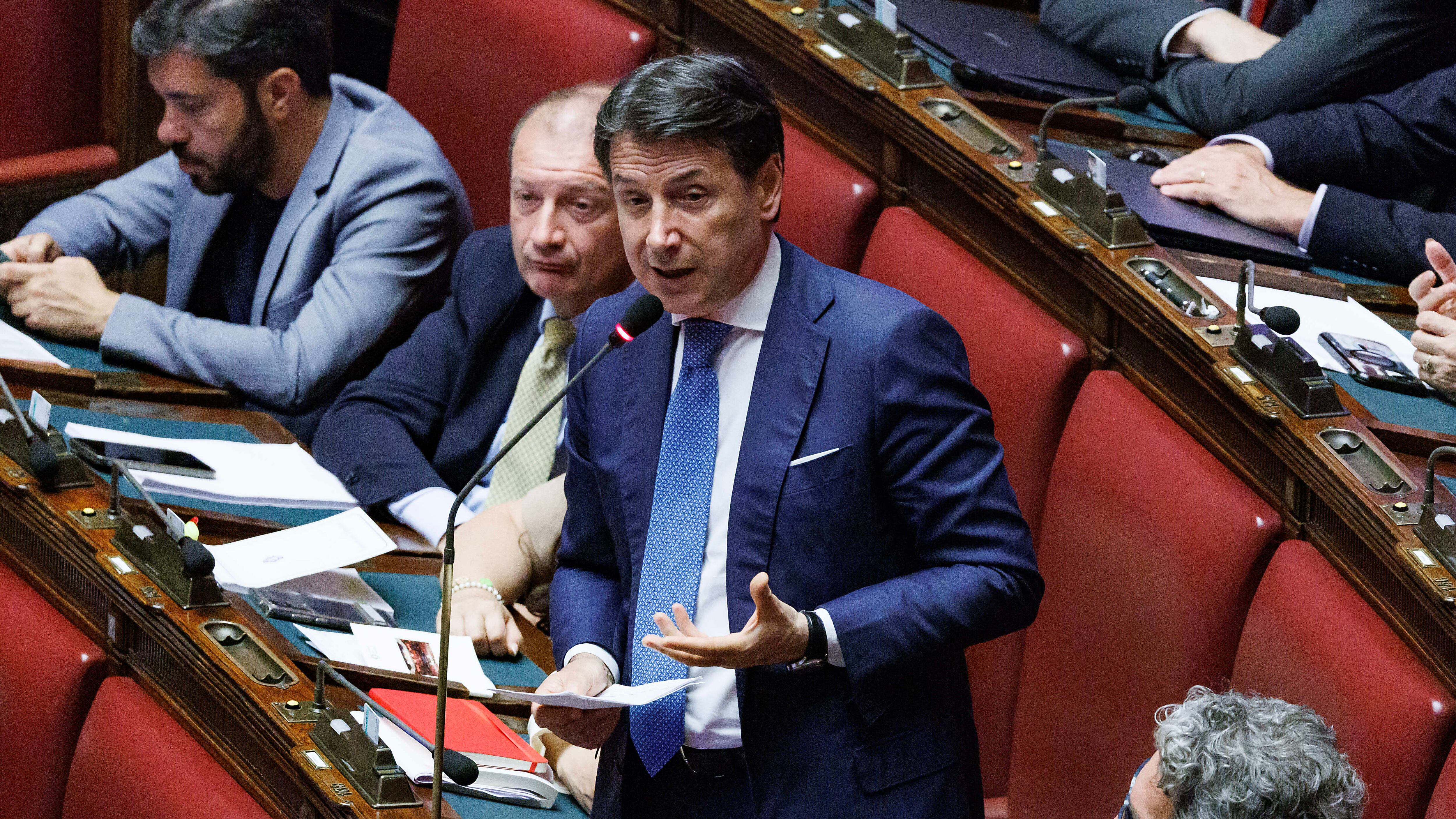 Conte attacca Meloni e dà i numeri sui migranti. FdI: "Prenda atto di non saper contare"