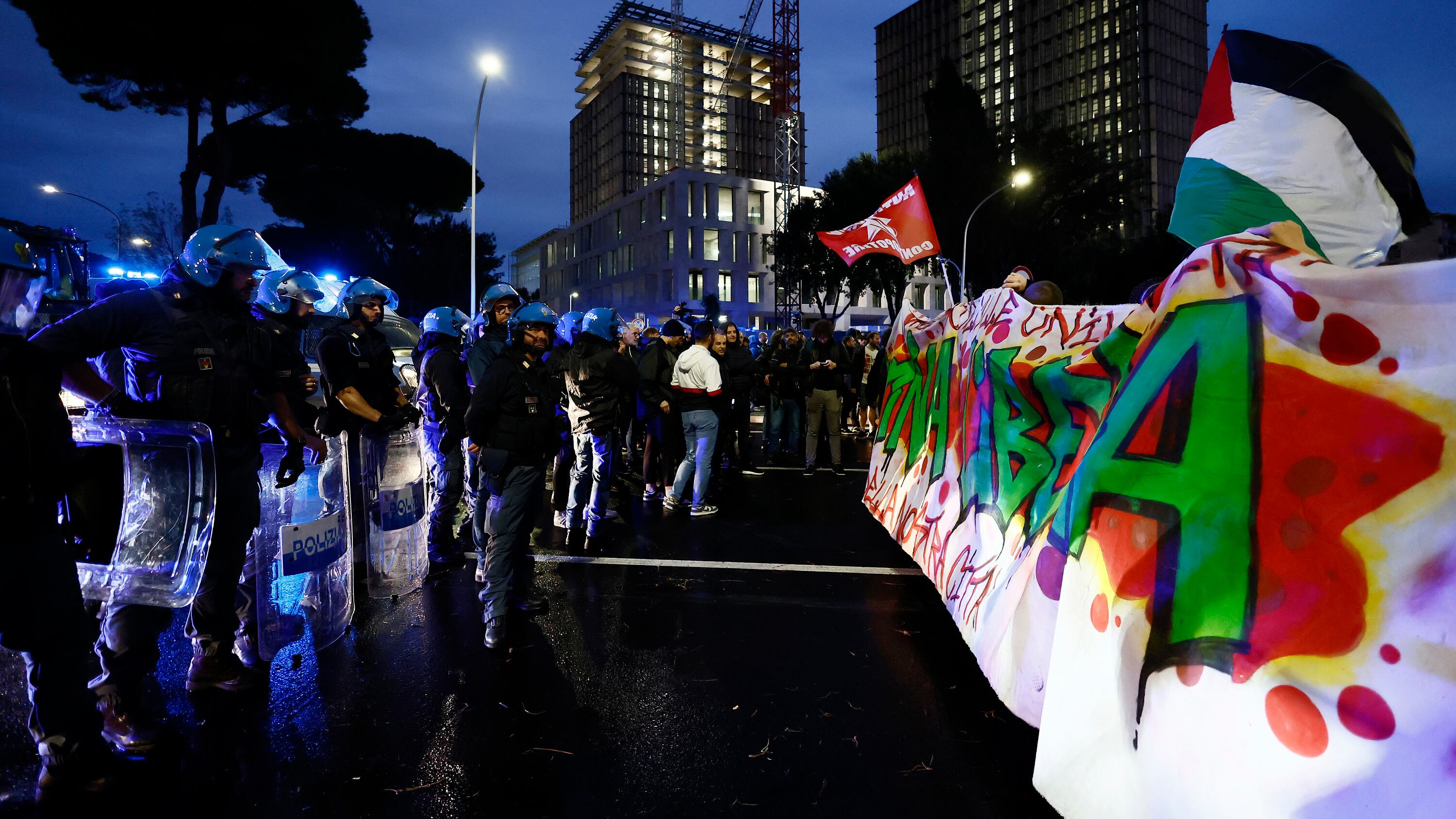 Corteo pro-Palestina, ferito un giornalista dal lancio di una bottiglia