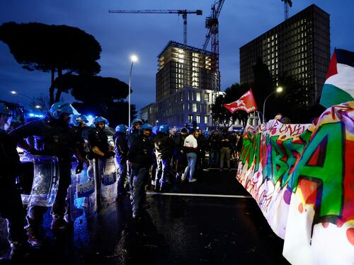 Corteo pro-Palestina, ferito un giornalista dal lancio di una bottiglia